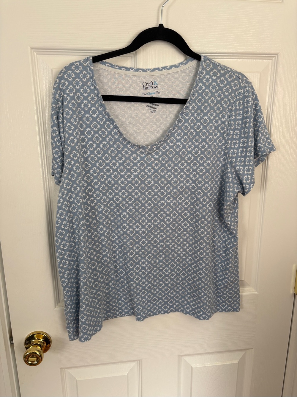 croft & barrow Light Blue Short Sleeve V-Neck Tee with White Geometric Print